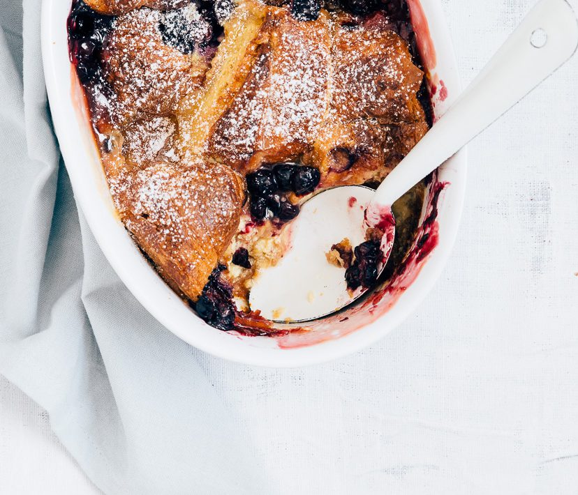 Croissant Broodpudding Met Blauwe Bessen Beschermt Uw Gezondheid