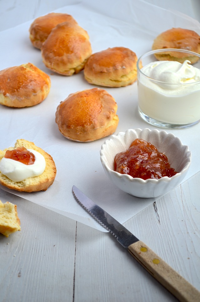 Scones met clotted cream