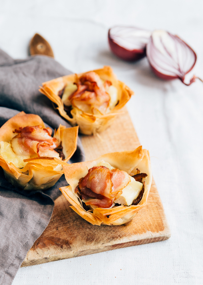 Filodeegcups met rode ui, brie en bacon