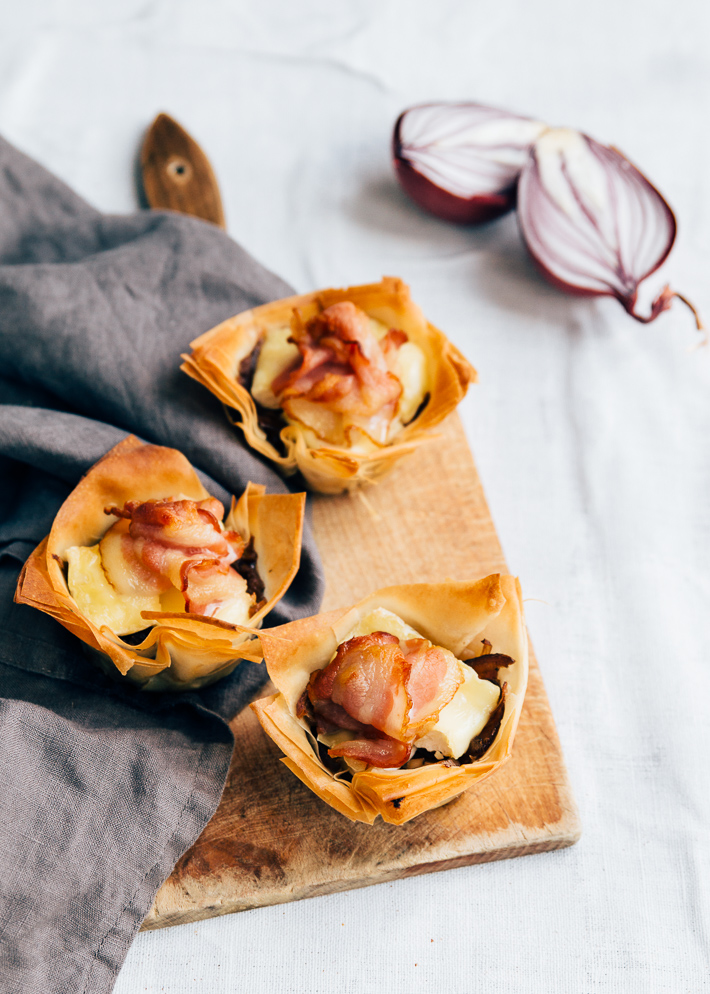 Filodeegcups met rode ui, brie en bacon