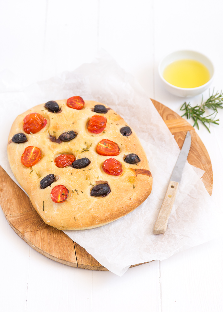 Focaccia met tomaat en olijven