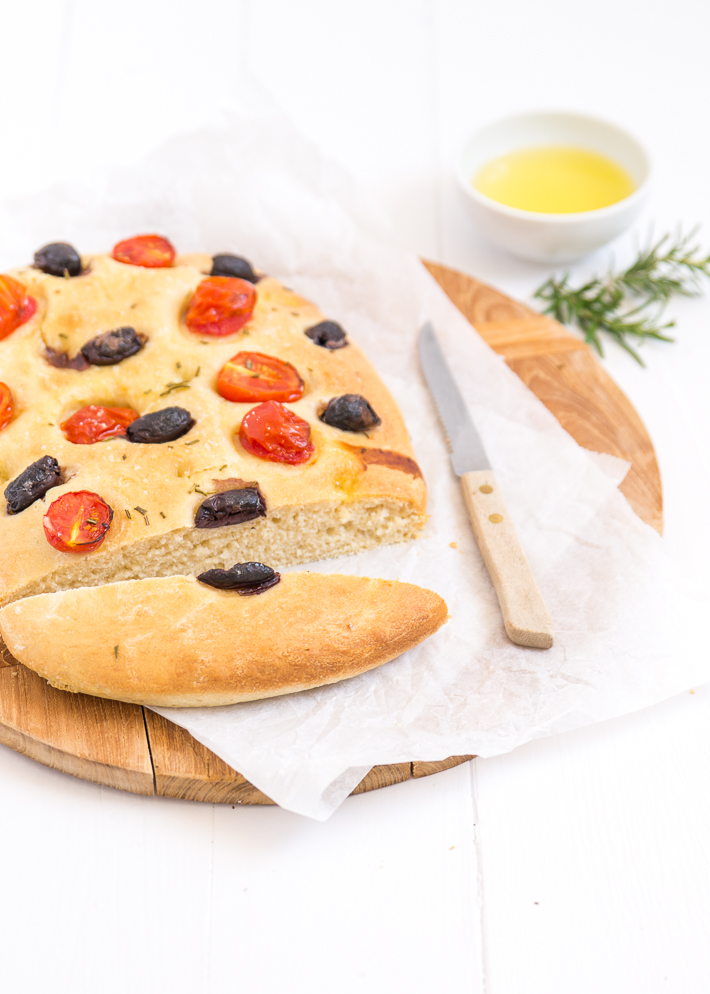 Focaccia met tomaat en olijven