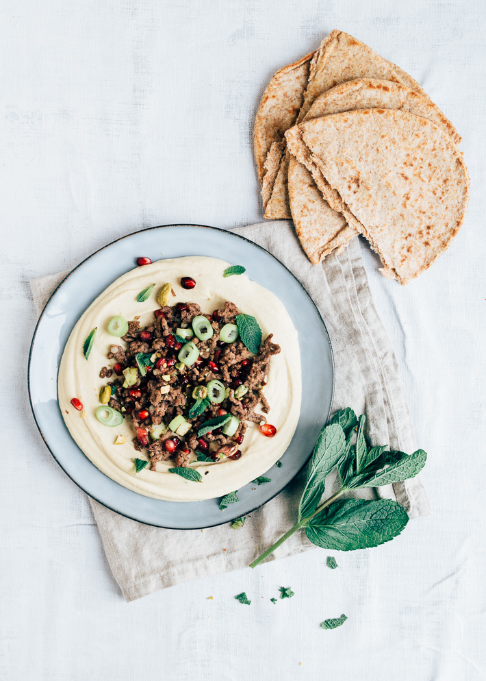 Hummus met gekruid gehakt