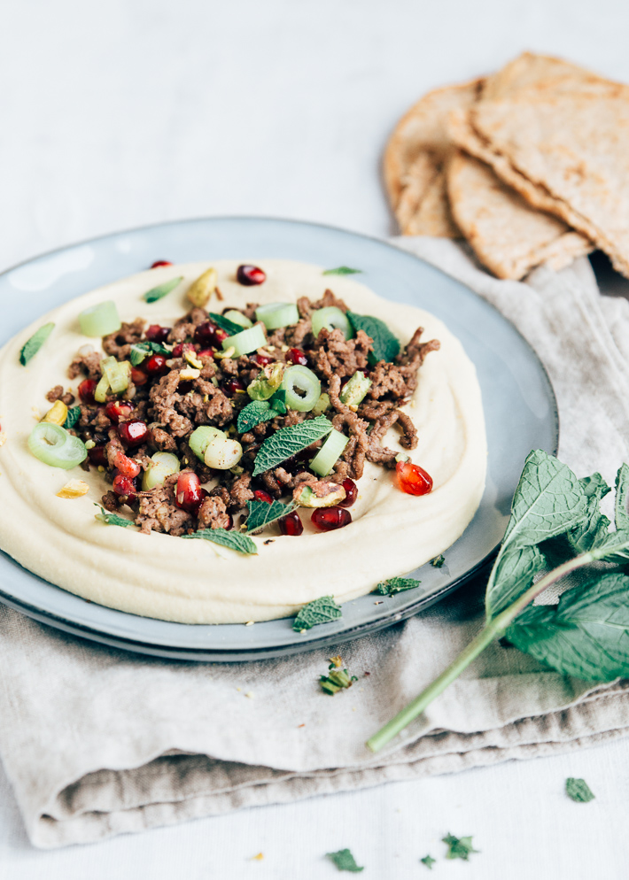 Hummus met gekruid gehakt