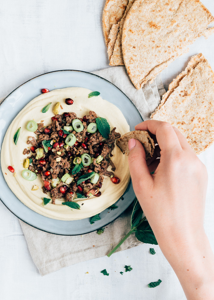 Hummus met gekruid gehakt