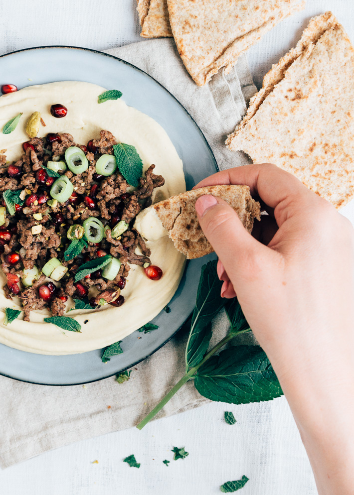 Hummus met gekruid gehakt