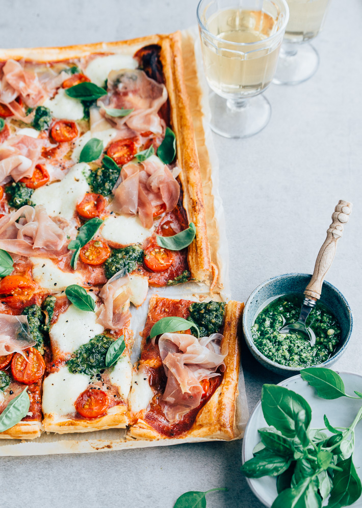 Italiaanse plaattaart met prosciutto