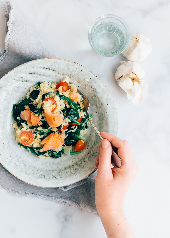 Orzo met spinazie en zalm