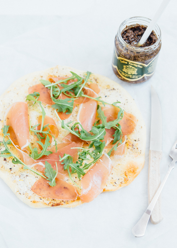 Witte truffelpizza met prosciutto