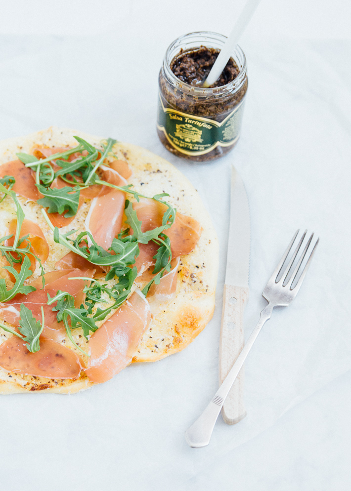 Witte truffelpizza met prosciutto