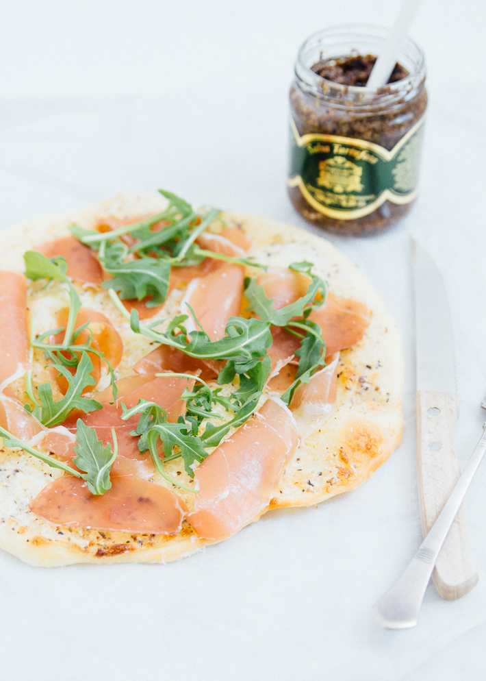 Witte truffelpizza met prosciutto