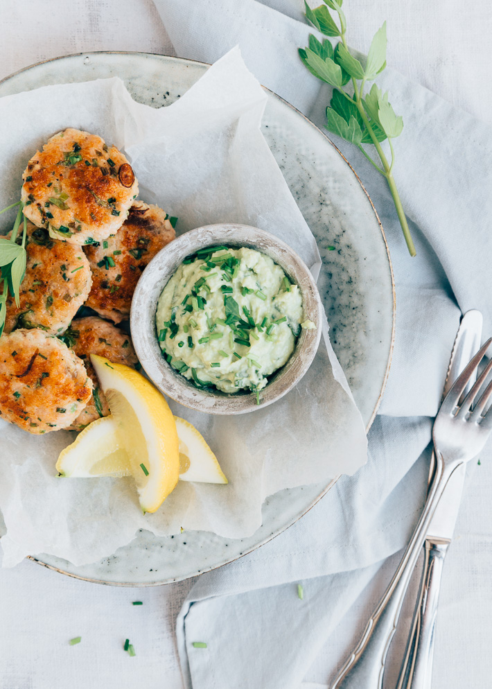 Zalmkoekjes met avocadospread