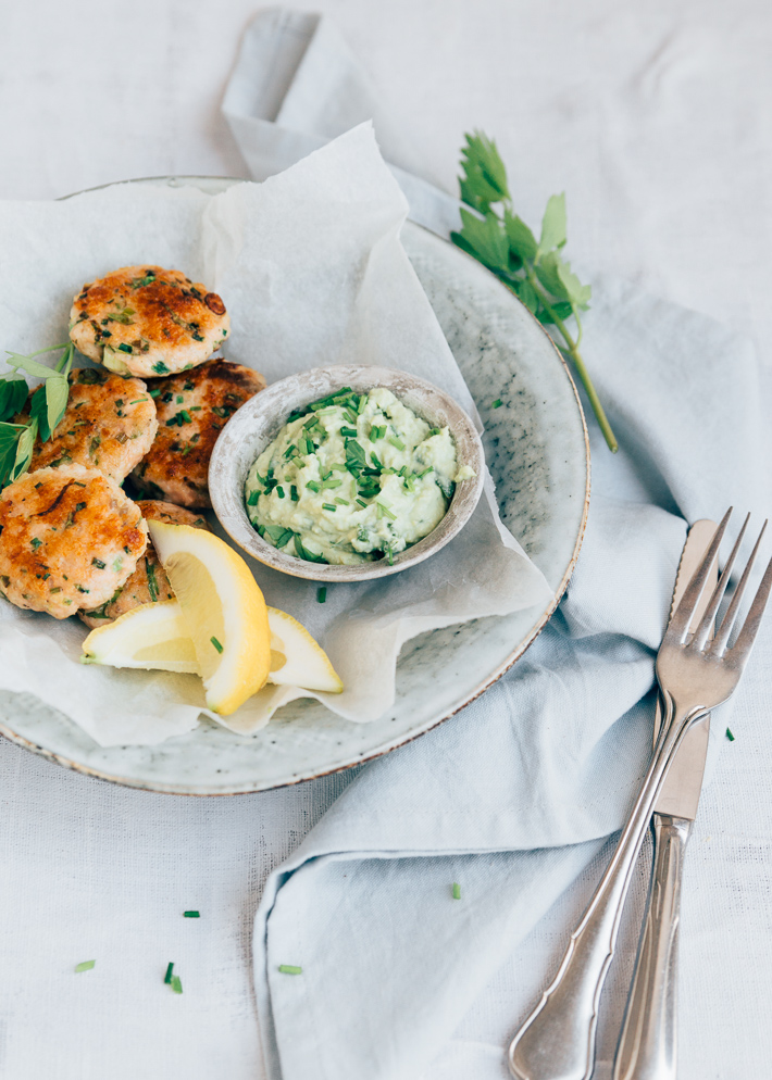 Zalmkoekjes met avocadospread