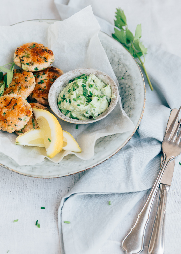 Zalmkoekjes met avocadospread