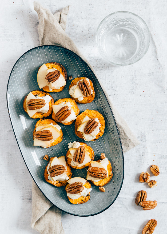 Zoete aardappel crostini met blauwe kaas