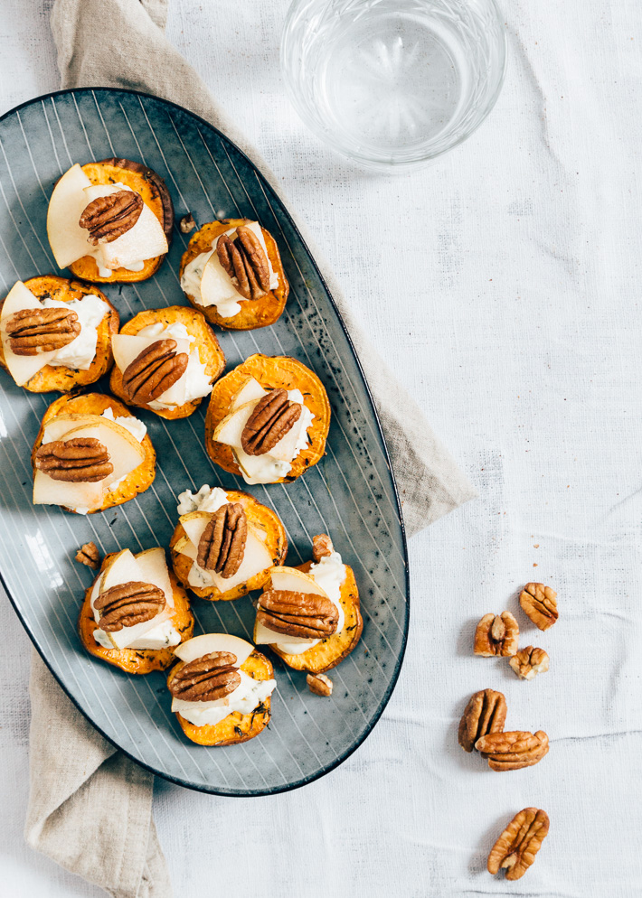 Zoete aardappel crostini met blauwe kaas