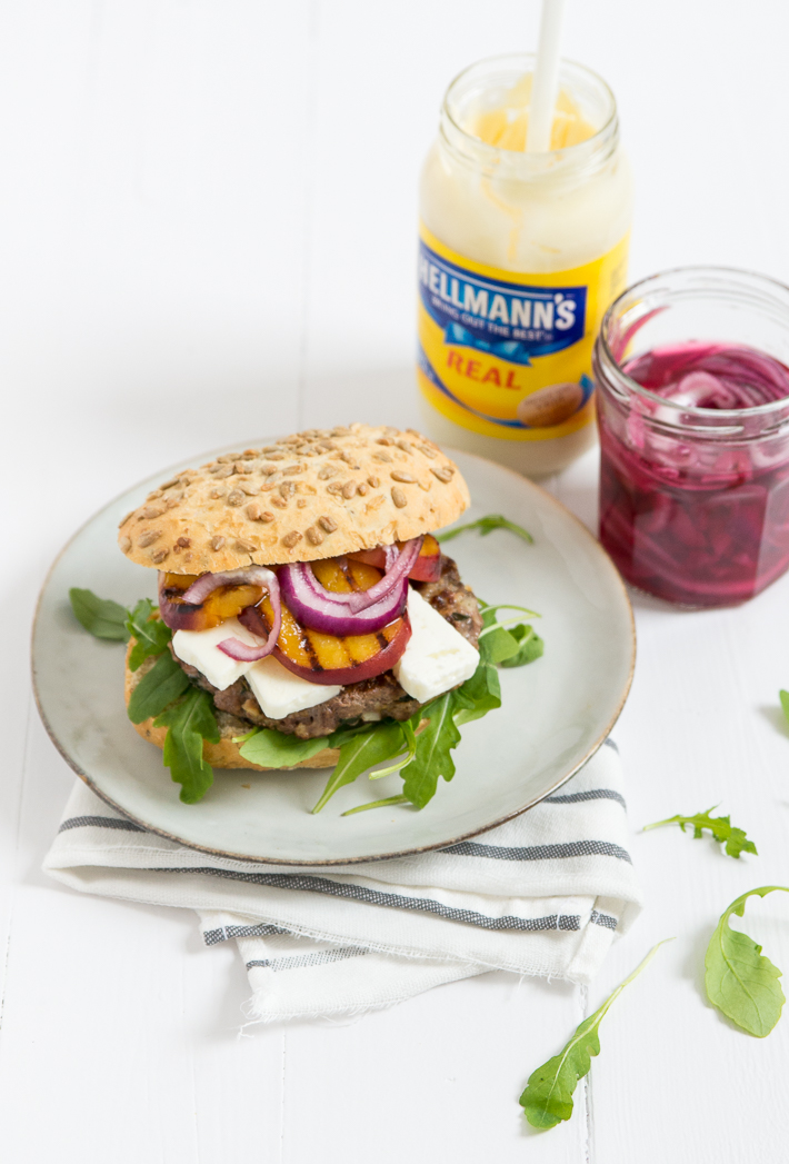 burger met gegrilde perzik