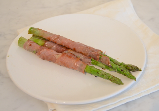 groene asperges in Parmaham