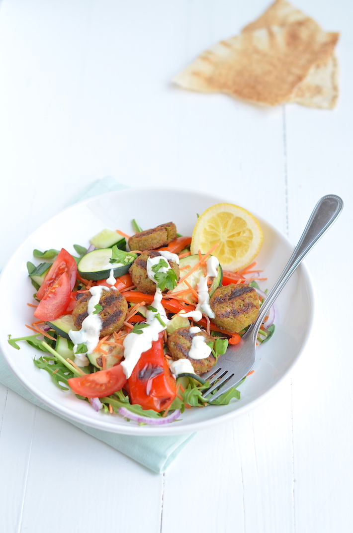 salade falafel met tahin dressing 