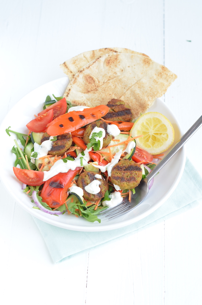 salade falafel met tahin dressing 