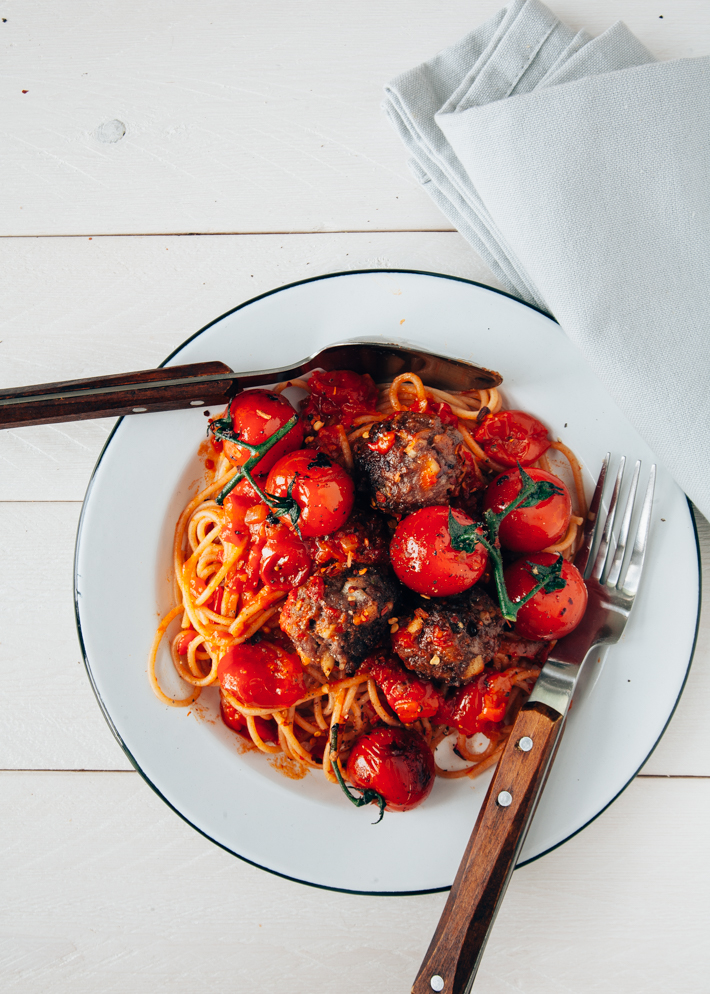 spaghetti met gehaktballetjes, pasta met gehaktballetjes, pasta gerecht, pasta recept, Italiaanse keuken, Italiaanse recepten, gehaktballetjes in tomatensaus, spaghetti recept